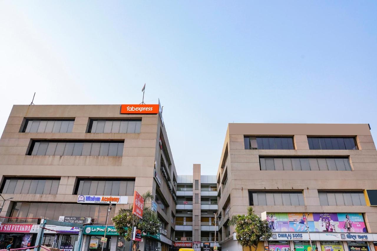 Fabexpress Blue Stone Hotel Surat Bagian luar foto